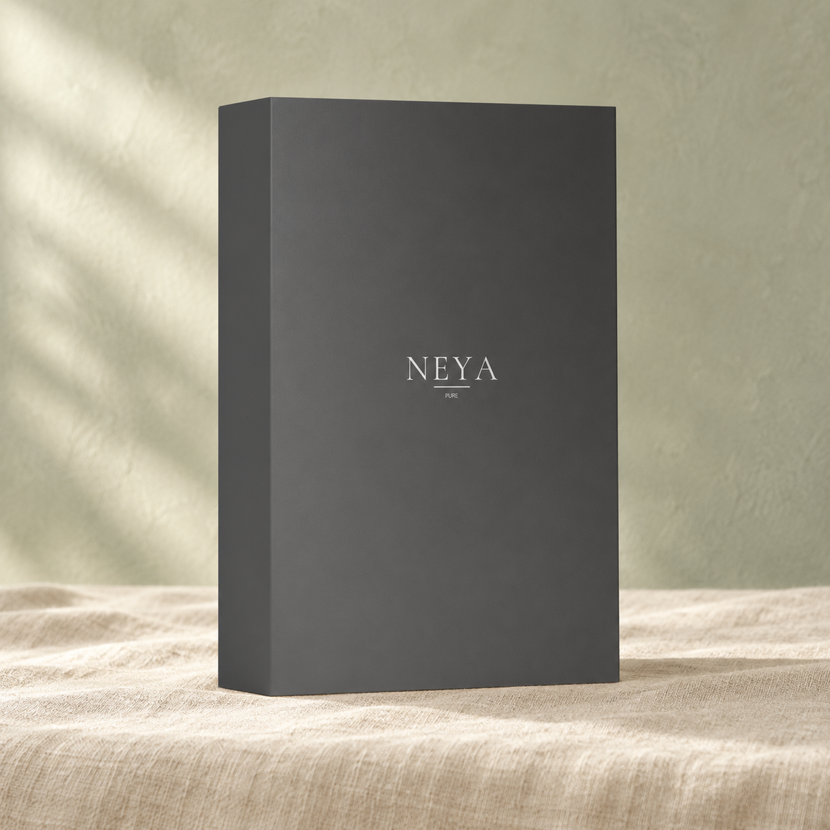 Coffret NEYA Pure rectangulaire debout sur du lin ivoire, décor sauge
